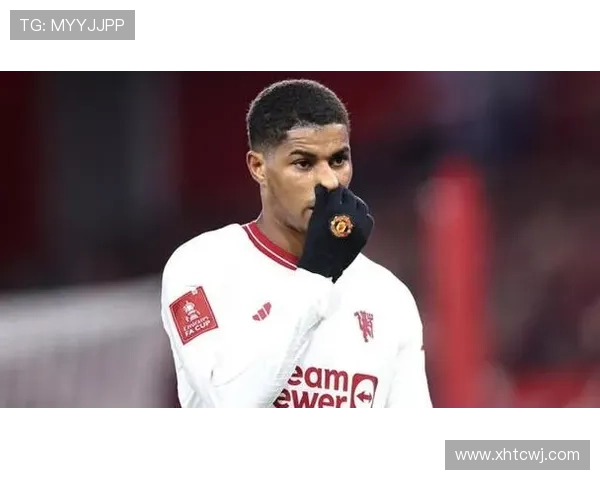 拉什福德下飞机专注看球 引发球迷猜测或在关注曼联比赛